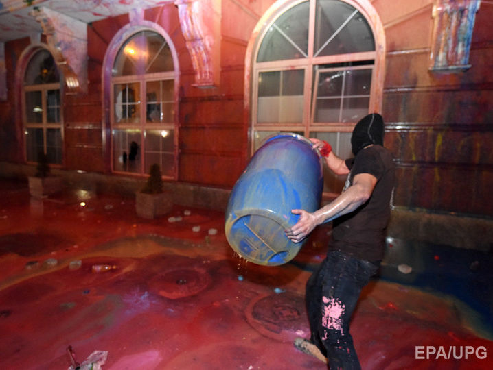 Протестующие в Македонии атакуют правительственные здания. Видео