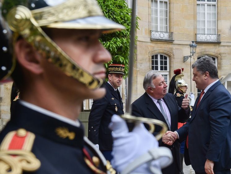 Порошенко призвал парламент Франции способствовать введению безвизового режима с Украиной