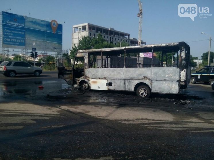В Одессе водитель загоревшейся маршрутки выпрыгнул из нее на ходу