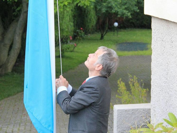 Джемилев поднял крымскотатарский флаг в Страсбурге