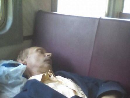 Фото "спящего в московской электричке Путина" стало хитом соцсетей