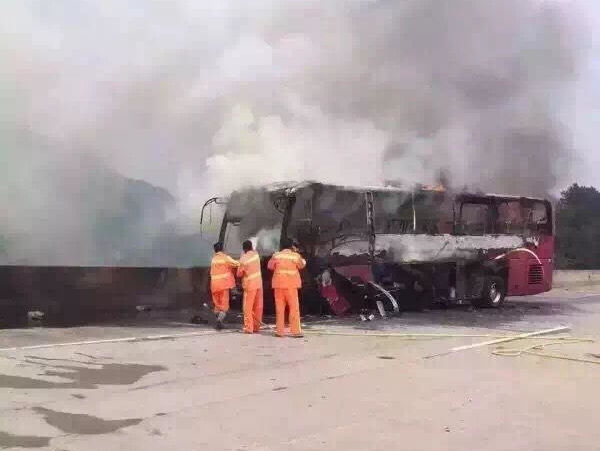 Число погибших в результате пожара в автобусе в китайской провинции достигло 30 человек