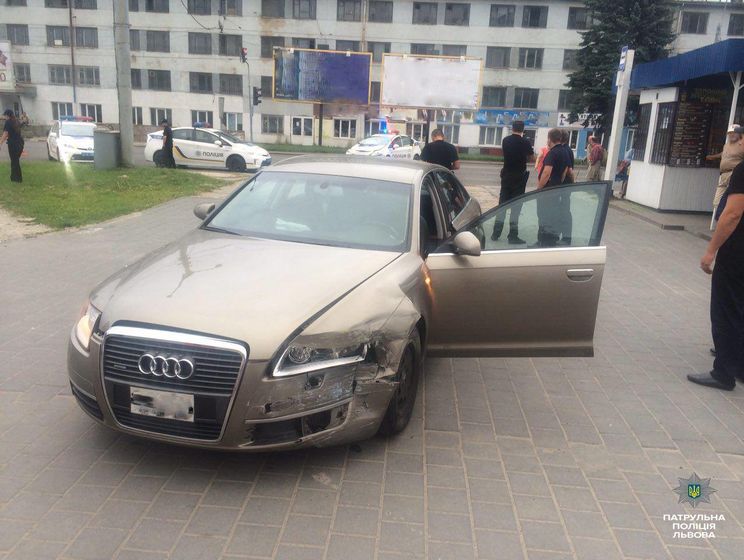 Во Львове пьяный водитель, убегая от полиции, протаранил патрульное авто