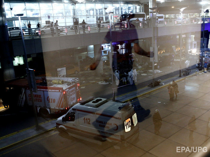 Служба безопасности стамбульского аэропорта ранила террориста, и тому не удалось подорвать себя в толпе. Видео