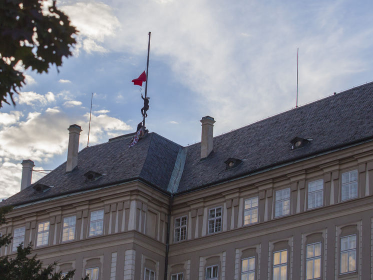 В Чехии судят активистов, которые повесили на флагштоке резиденции президента красные трусы
