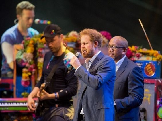 Принц Гарри вышел на сцену вместе с Coldplay. Видео