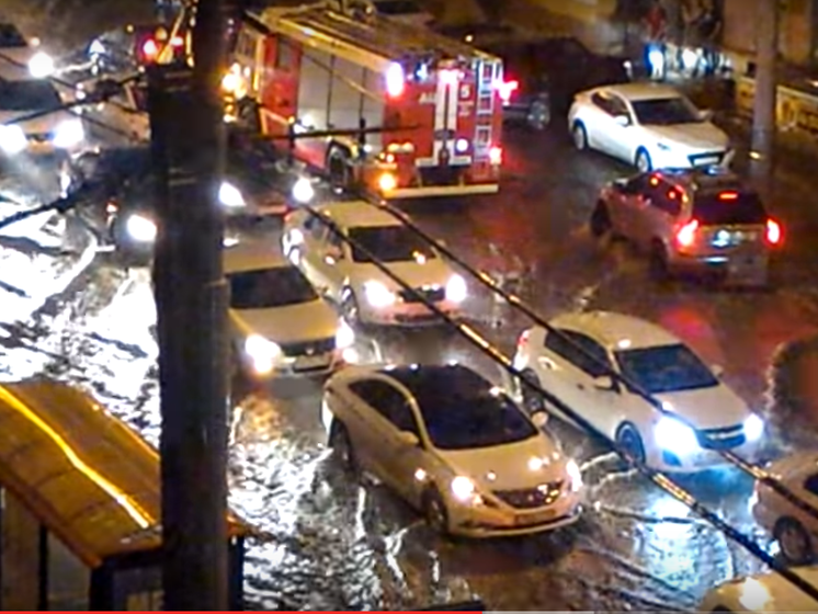 Наводнение в Ростове. Потоки воды образовали горы из автомобилей, очевидцы сообщили о двух погибших