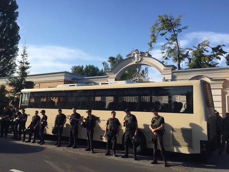 "Кто-то начинал так же". Дом Порошенко от протестующих охраняют силовики, вход закрыли автобусом