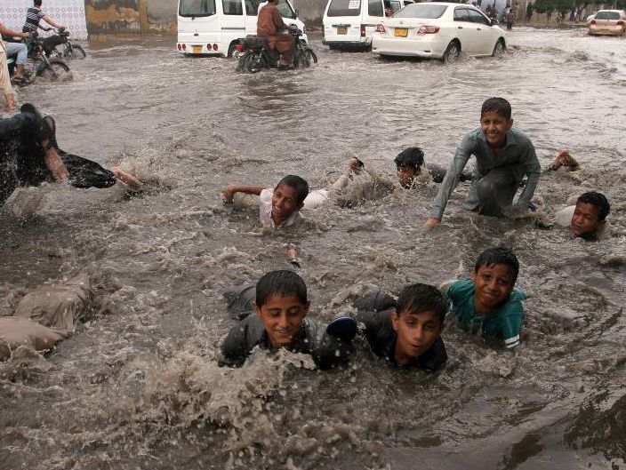 В результате наводнений в Индии и Пакистане погибло около 60 человек