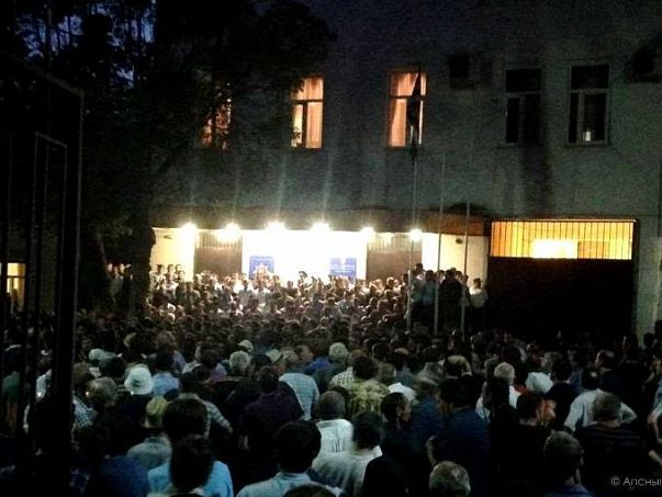 Протесты в Абхазии: митингующие штурмовали здание МВД