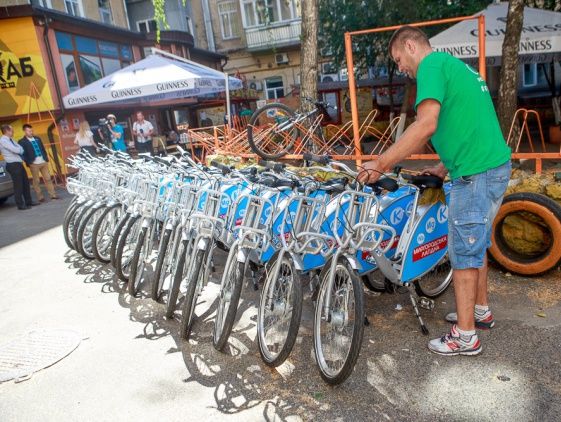 В Киеве запустили первый муниципальный велопрокат. Видео