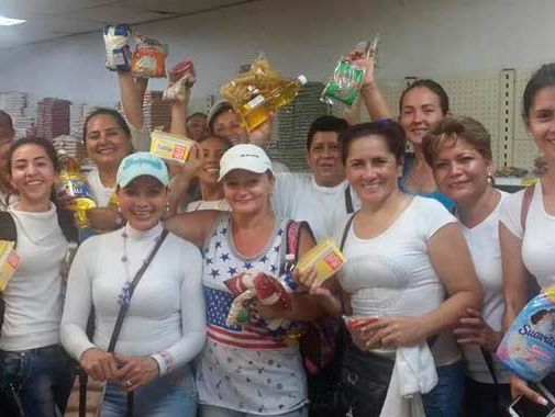 Сотни жительниц Венесуэлы прорвали оцепление на границе с Колумбией, чтобы купить еды