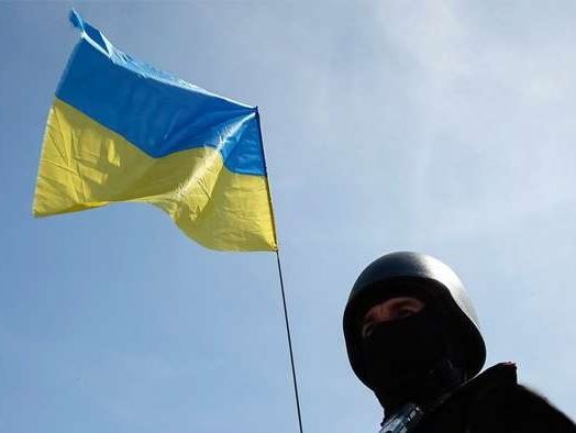 Разведчик поднял флаг Украины на оккупированной территории под Марьинкой