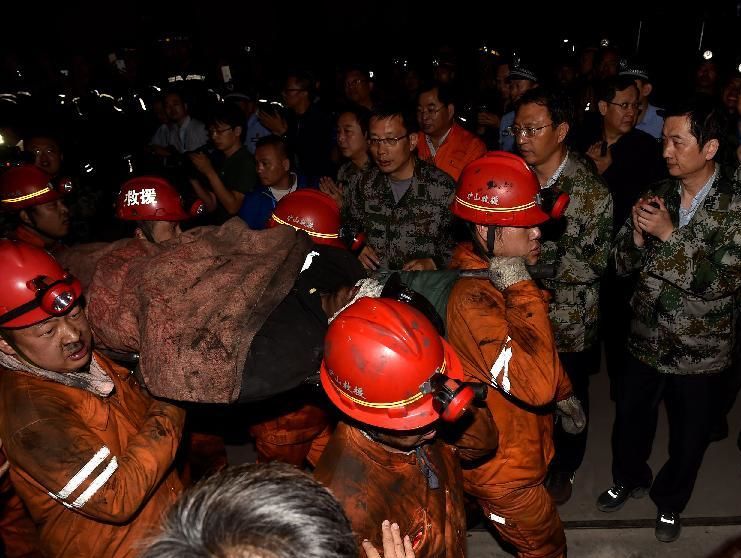 В Китае спасатели освободили восьмерых горняков из затопленной шахты, еще четверых ищут