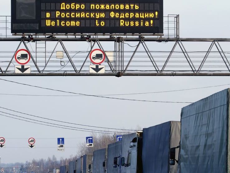 На российской границе простаивают более 20 фур и 80 вагонов с украинскими товарами, следующими в Казахстан