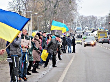 Украинцы соединили Киев и Польшу прерывистой живой цепью. Фоторепортаж