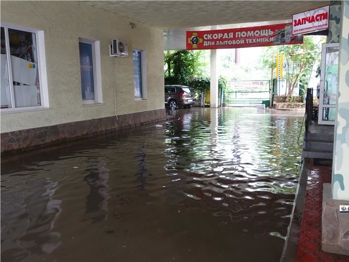 Мощный ливень затопил улицы Керчи