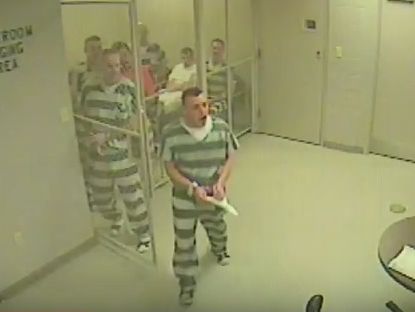 В Техасе заключенные сломали тюремную решетку, чтобы спасти надзирателя. Видео