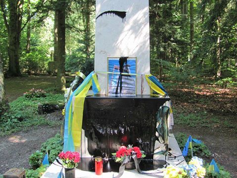 Консул: в Мюнхене нелюди снова осквернили могилу Бандеры