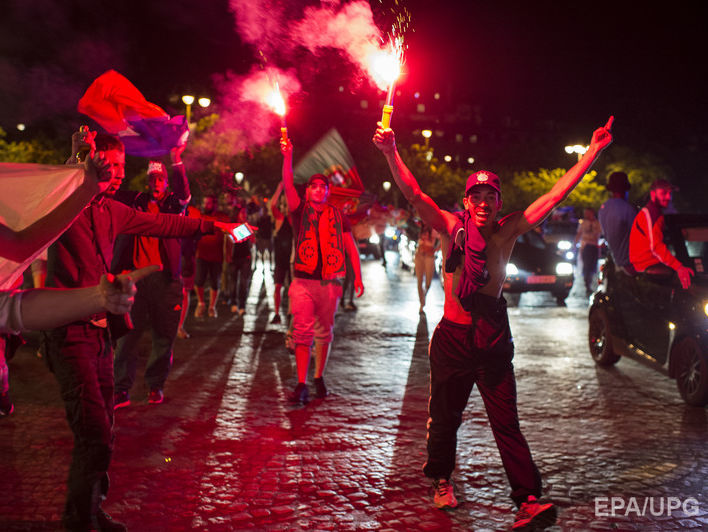 После финала Евро 2016 в Париже произошли столкновения фанатов с полицией, задержано около 40 человек