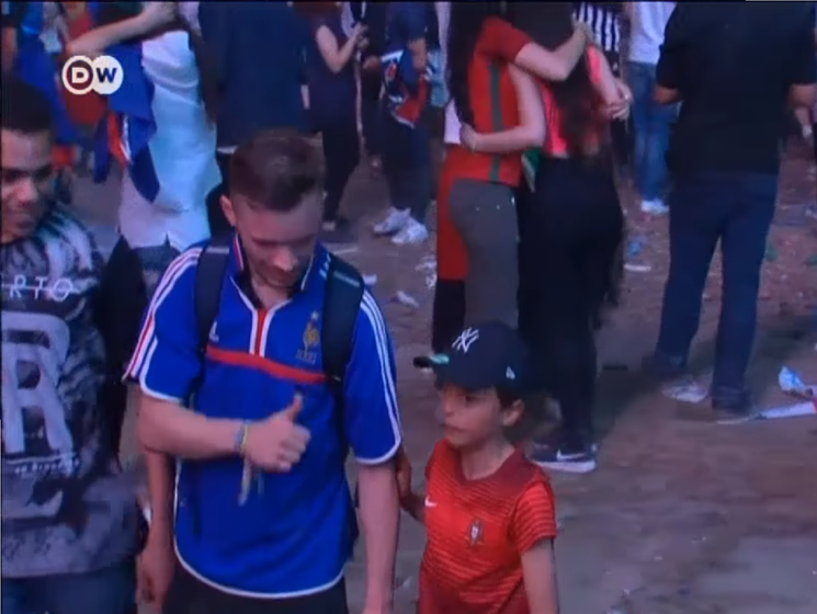 Португальский мальчик утешил французского болельщика после финала Евро 2016. Видео