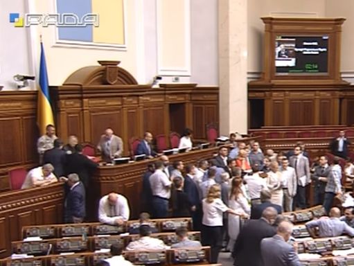 Депутаты от БПП и "Народного фронта" блокируют трибуну Рады, чтобы не дать заблокировать ее радикалам и "Батьківщині"