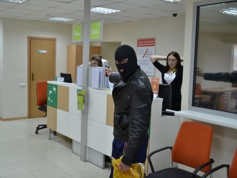 В центре Киева вооруженный мужчина ограбил банк на 100 тысяч гривен