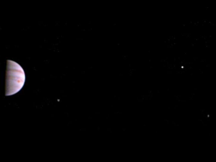 NASA опубликовало первую сделанную "Юноной" фотографию Юпитера
