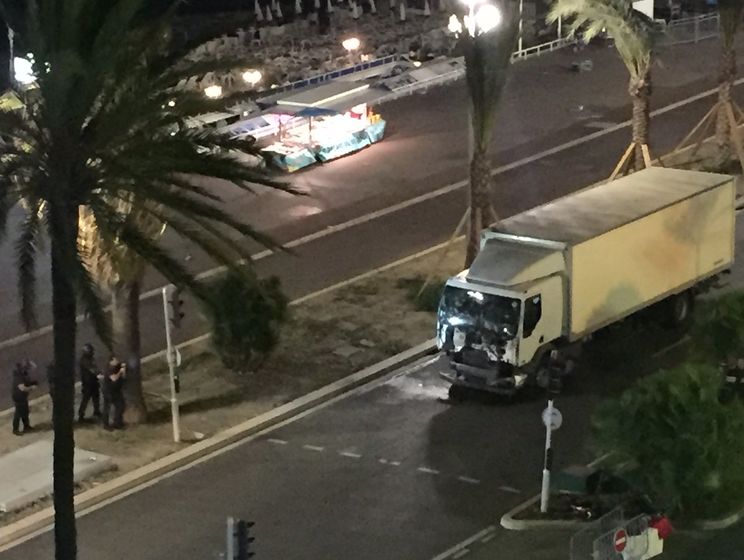 В Ницце грузовик врезался в толпу людей, по крайней мере 30 погибших
