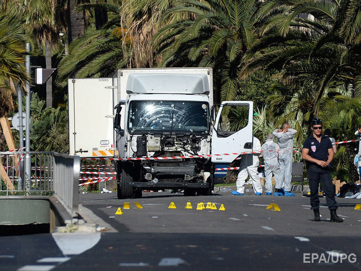 Очевидцы сообщили о двух людях, пытавшихся остановить двигавшийся на толпу в Ницце грузовик
