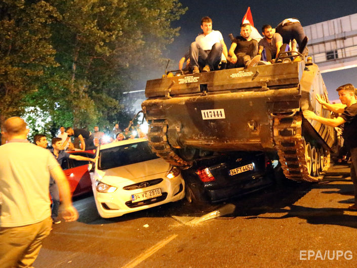 В центре Стамбула произошла перестрелка полиции с военными &ndash; СМИ
