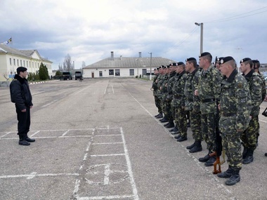 В Феодосии российские военные минируют территорию дислокации батальона ВМС Украины