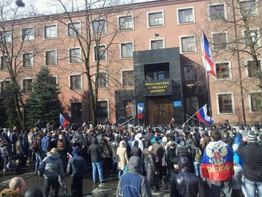 В Донецке пророссийские активисты заблокировали прокуратуру