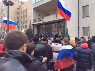 В Донецке штурмуют офис компании Таруты