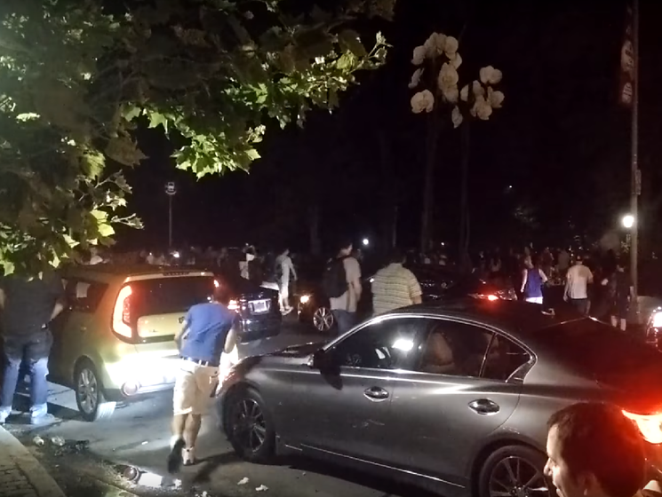 Сотни людей ночью прибыли в нью-йоркский Центральный парк, чтобы "поймать" редкого покемона. Видео