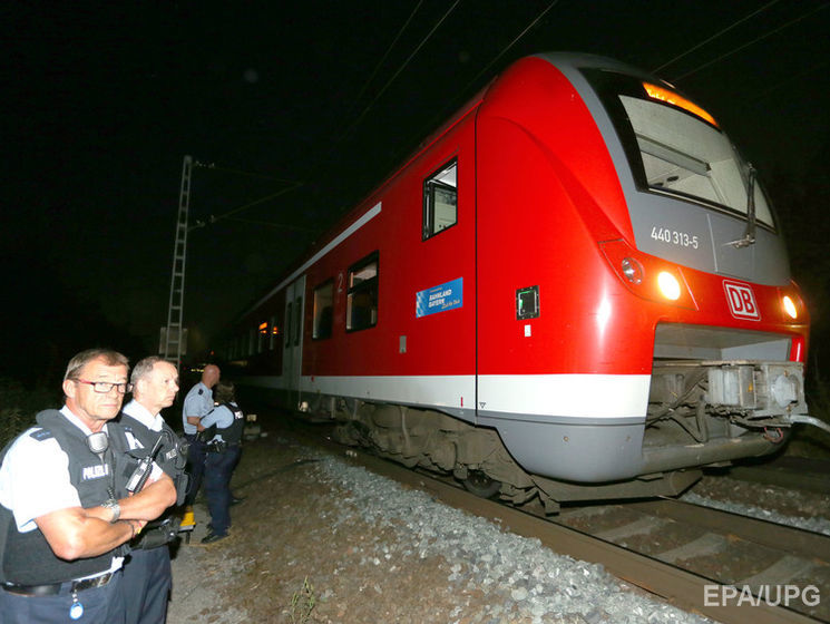 В Германии подросток напал с топором на пассажиров поезда