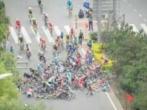 В Китае в ходе велозаезда пешеход вызвал массовую аварию 