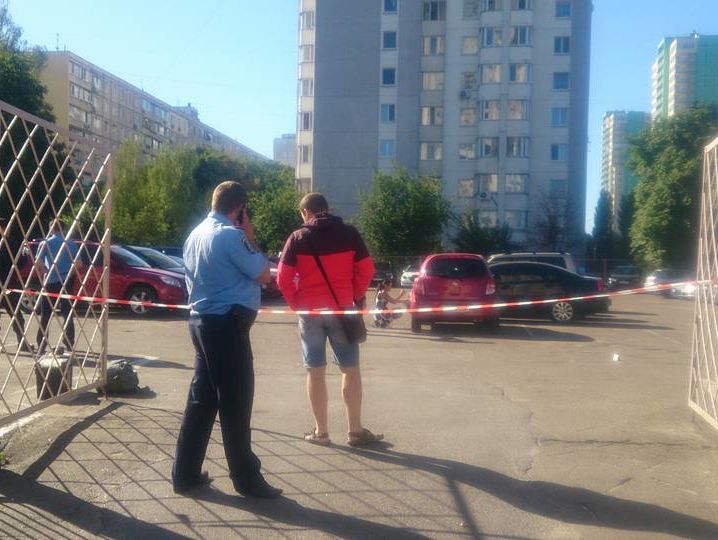 В Киеве на автостоянке взорвалась граната, повреждены четыре автомобиля