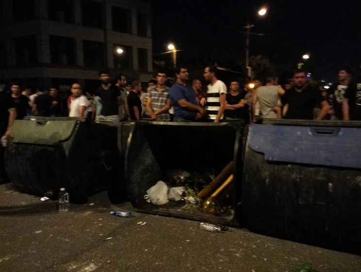В Ереване протестующие соорудили баррикады и устроили митинг 