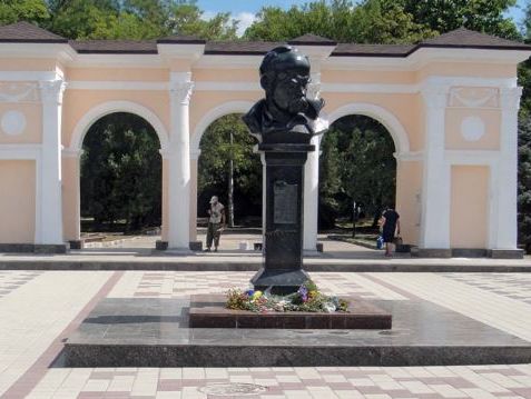 В оккупированном Симферополе на памятнике Шевченко появилась надпись "Слава Украине"