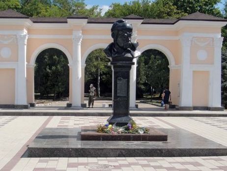 В оккупированном Симферополе на памятнике Шевченко появилась надпись 