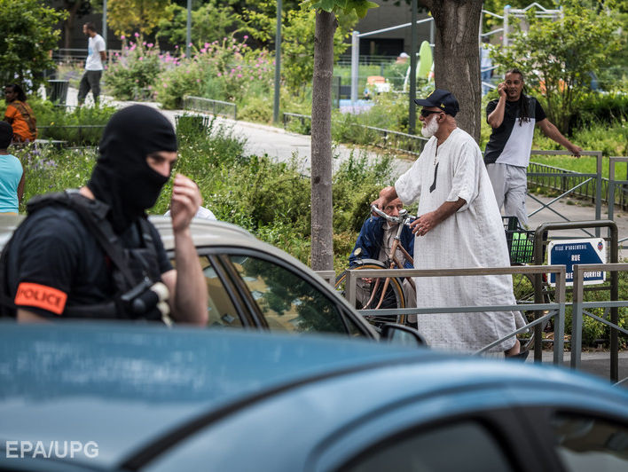 В пригороде Парижа полиция провела антитеррористическую операцию