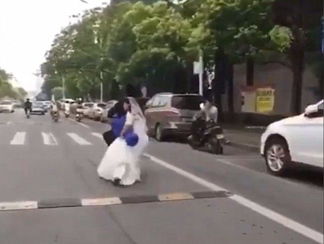 Жених уронил невесту со скутера и поехал дальше. Видео