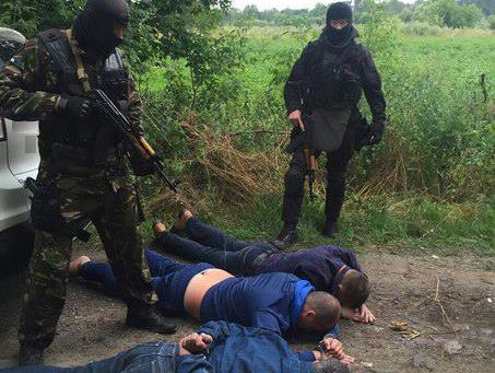 CБУ задержала мошенников, которые представлялись правоохранителями и грабили копателей янтаря в Ровенской области