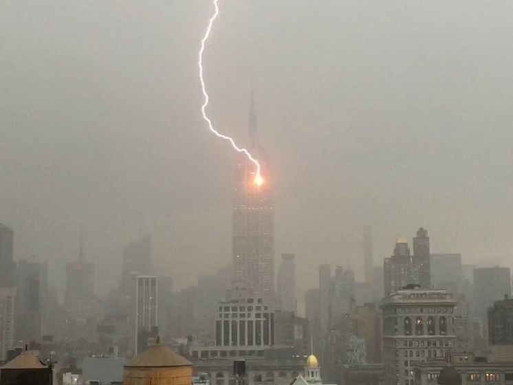 В Нью-Йорке журналист снял удар молнии в Эмпайр-стейт-билдинг. Видео