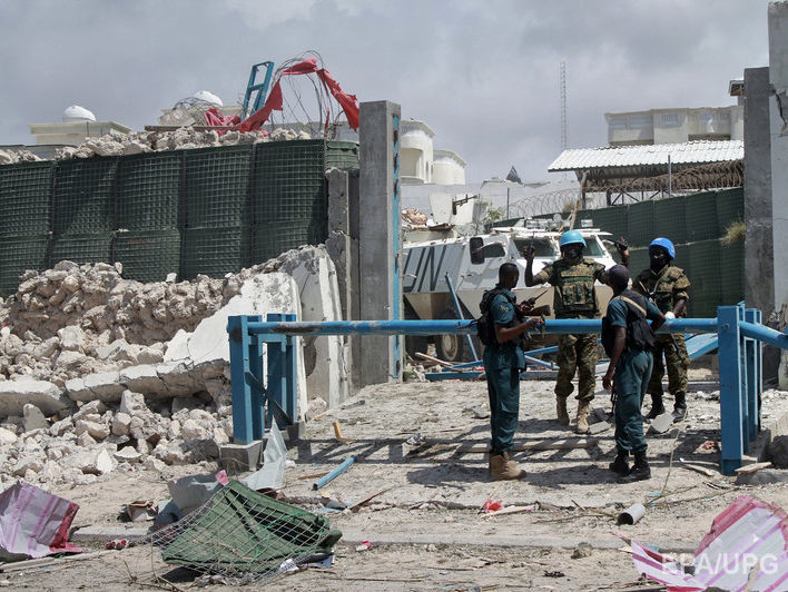 Двое смертников взорвались у въезда на базу миротворцев в Сомали, 13 человек погибли