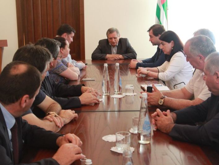 Премьер-министр самопровозглашенной Абхазии Миквабия подал в отставку