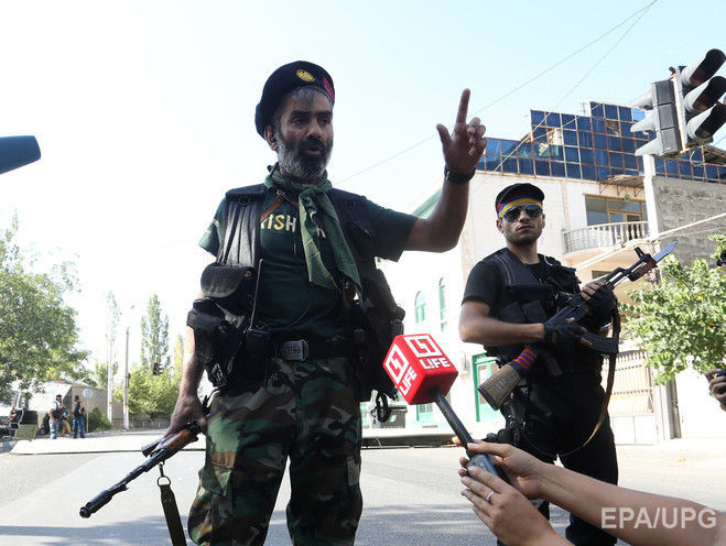 Полиция: Захватчики здания полиции в Ереване взяли в заложники врачей