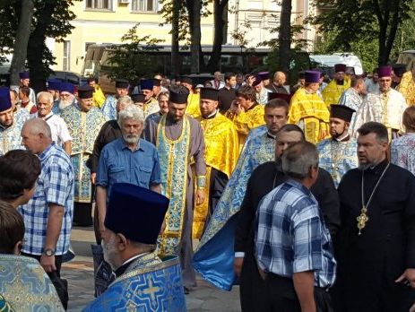 В Киеве на Владимирской горке начался молебен УПЦ КП