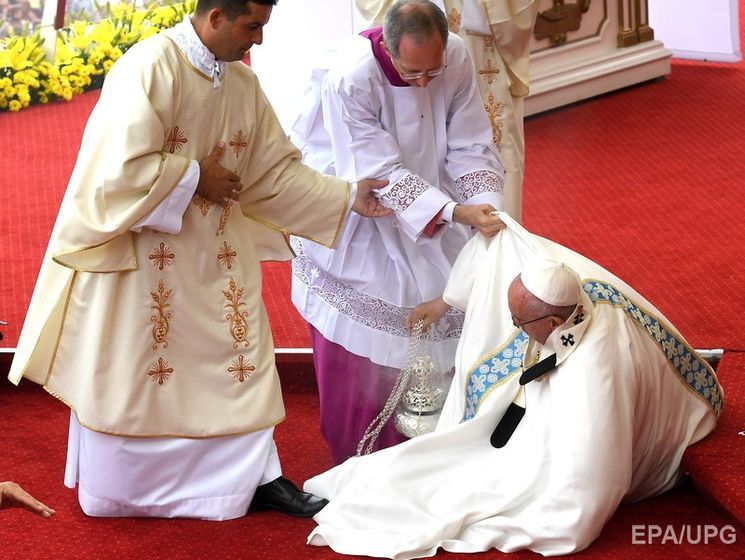 Папа римский упал во время мессы в Польше. Видео
